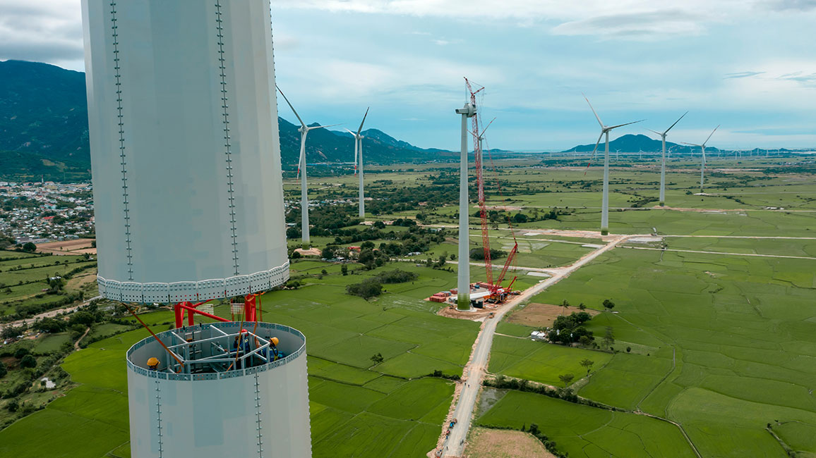 Luftaufnahme einer im Bau befindlichen Windkraftanlage mit einem Kran zur Erzeugung nachhaltiger alternativer Energie 